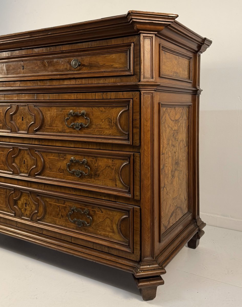 Cassettone in noce e in parte lastronato in noce, fine XVII secolo-photo-3