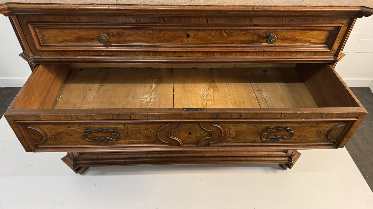 Cassettone in noce e in parte lastronato in noce, fine XVII secolo-photo-1