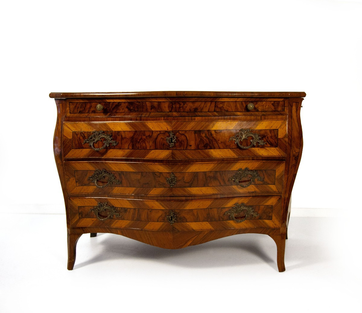 Cassettone lastronato in carrubo, noce e radica, Modena, metà del XVIII secolo