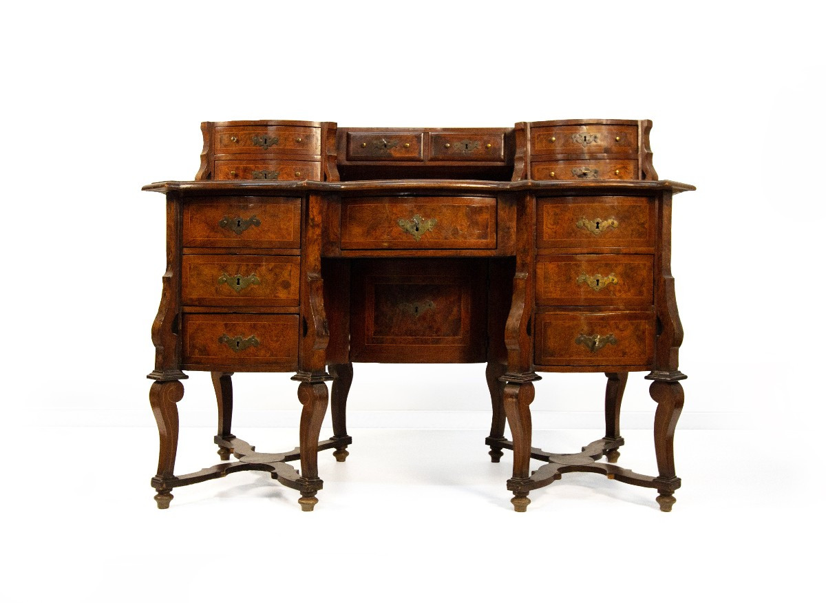 Scrivania "alla Mazzarino" lastronata in noce e radica, XVIII secolo