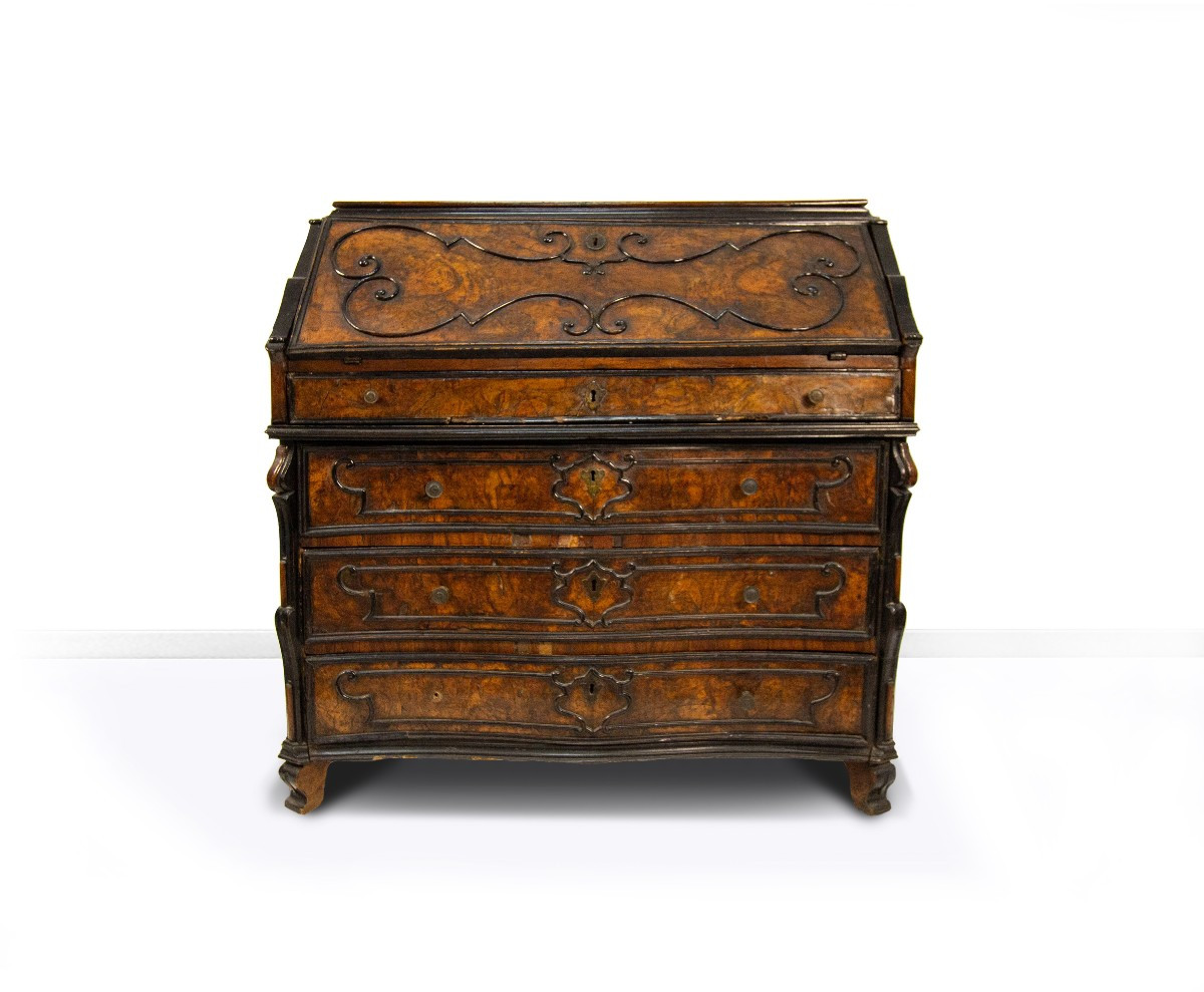 Cassettone a ribalta lastronato in radica di noce, Lombardia, XVIII secolo