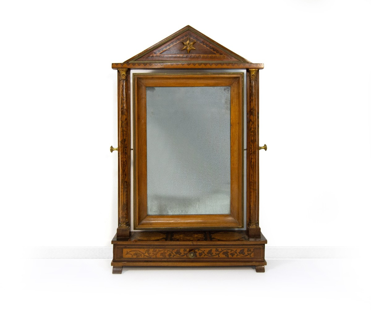 Psiche da tavolo in noce e intarsi in legni diversi, prima metà del XIX secolo