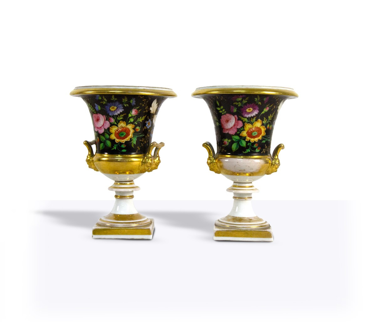 Coppia di vasi in porcellana policroma e dorata,  XIX/XX secolo