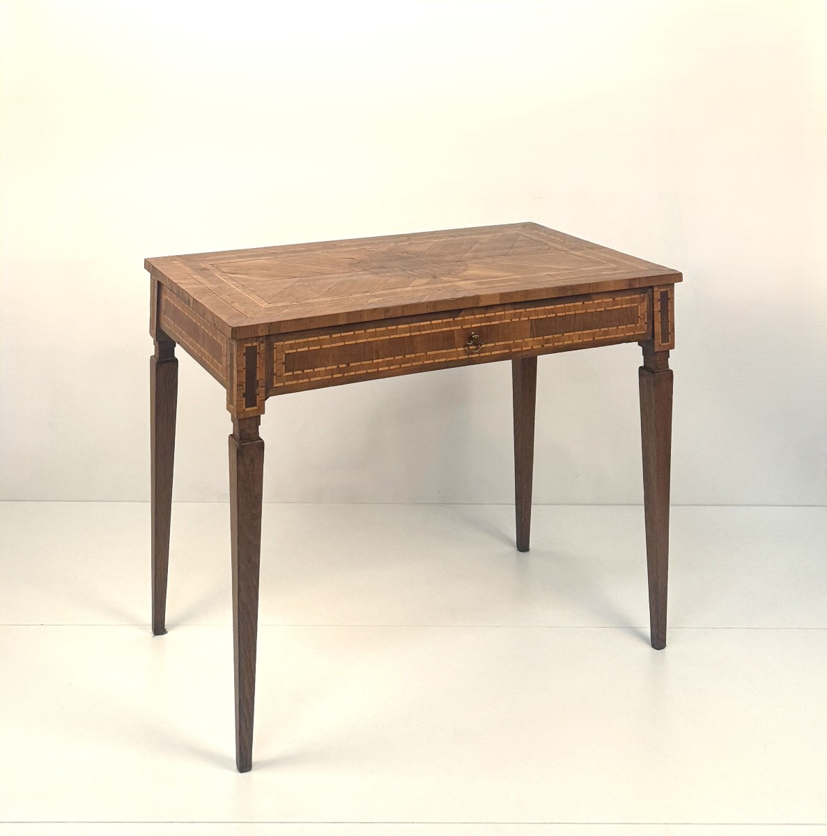 Piccola scrivania lastronata in legni diversi, Lombardia, fine XVIII secolo