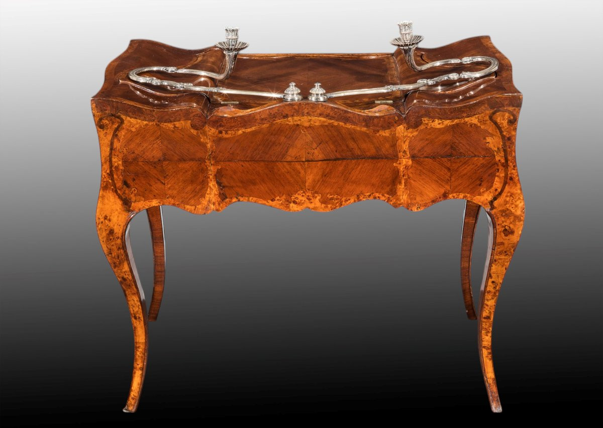 Ebanisteria veneta del XVIII secolo, Toilette lastronata in noce e radica di tuja-photo-2