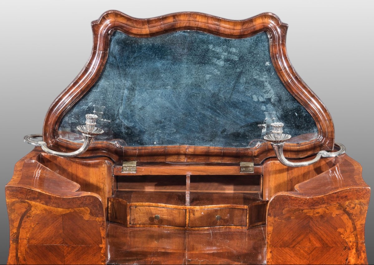 Ebanisteria veneta del XVIII secolo, Toilette lastronata in noce e radica di tuja-photo-4