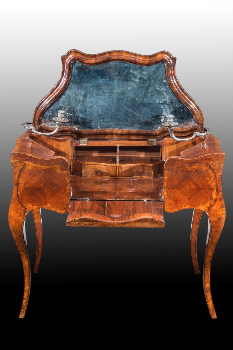 Ebanisteria veneta del XVIII secolo, Toilette lastronata in noce e radica di tuja