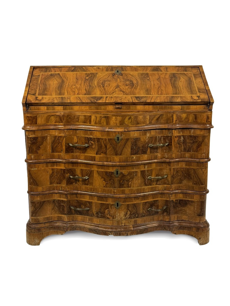 Cassettone a ribalta lastronato in radica di noce, Veneto - Ferrara, metà del XVIII secolo