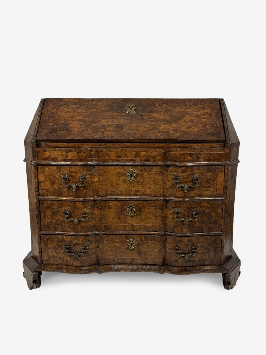 Cassettone a ribalta lastronato in radica di noce, Modena, metà del XVIII secolo