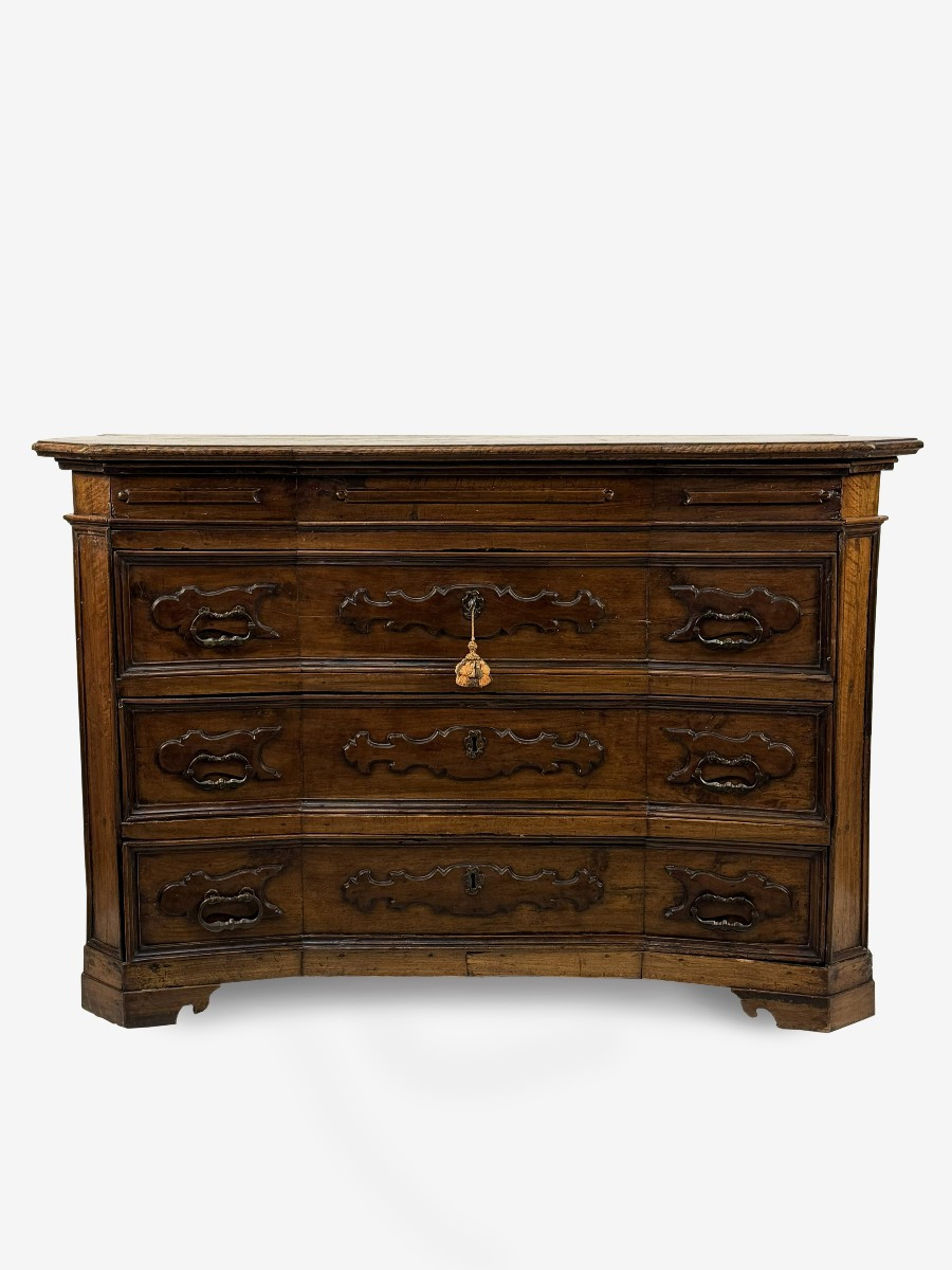 Cassettone in noce, Bergamo, prima metà del XVIII secolo