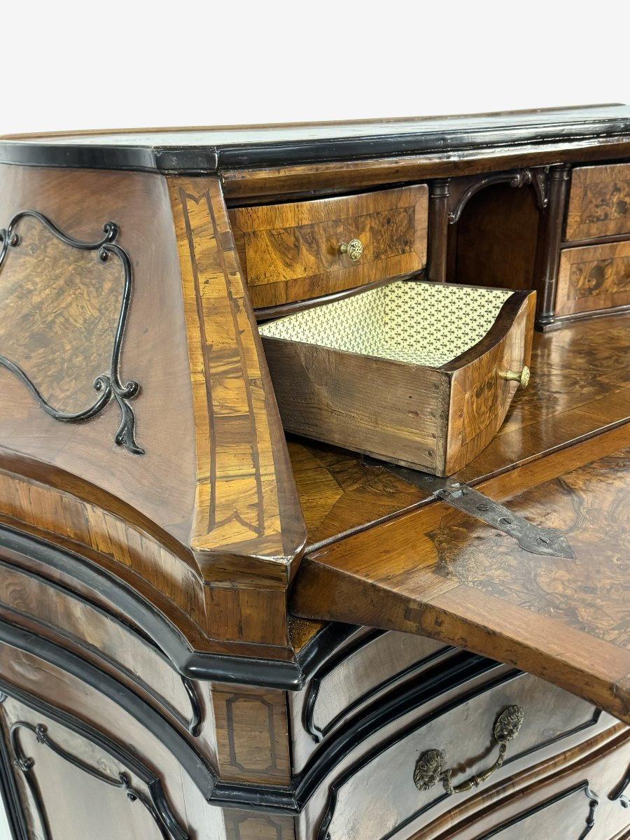 Cassettone a ribalta lastronata in noce e radica di noce, Lombardia, metà del XVIII secolo-photo-2