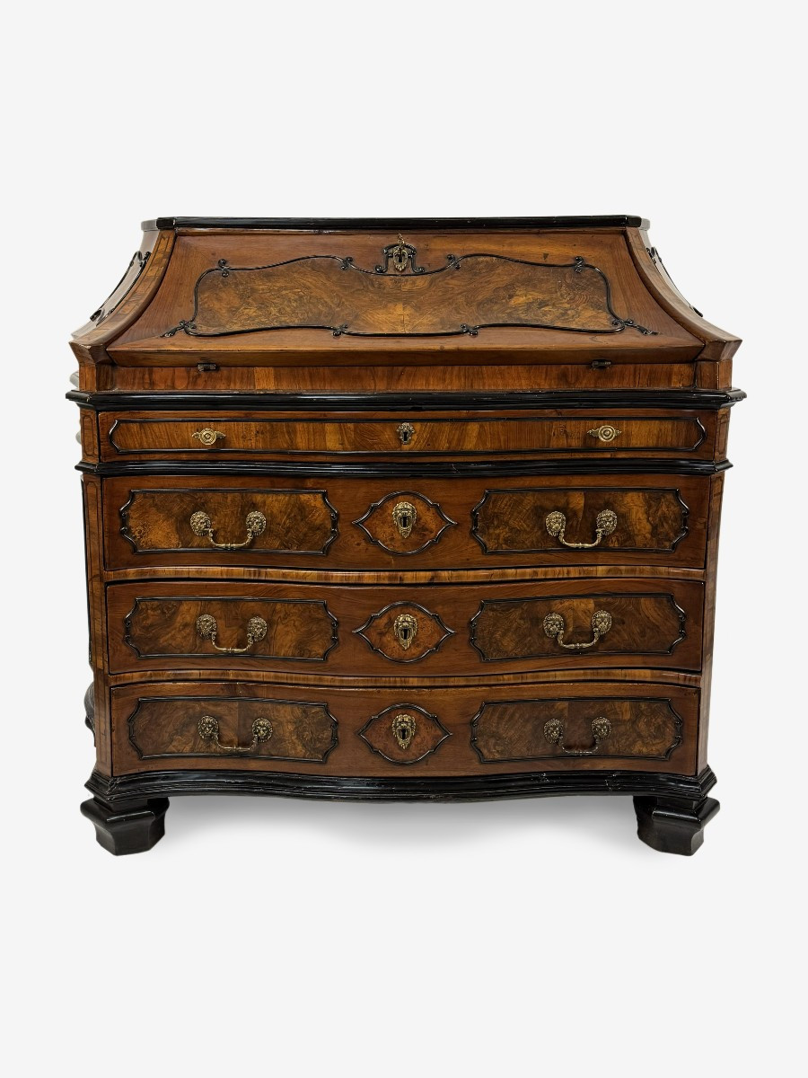 Cassettone a ribalta lastronata in noce e radica di noce, Lombardia, metà del XVIII secolo