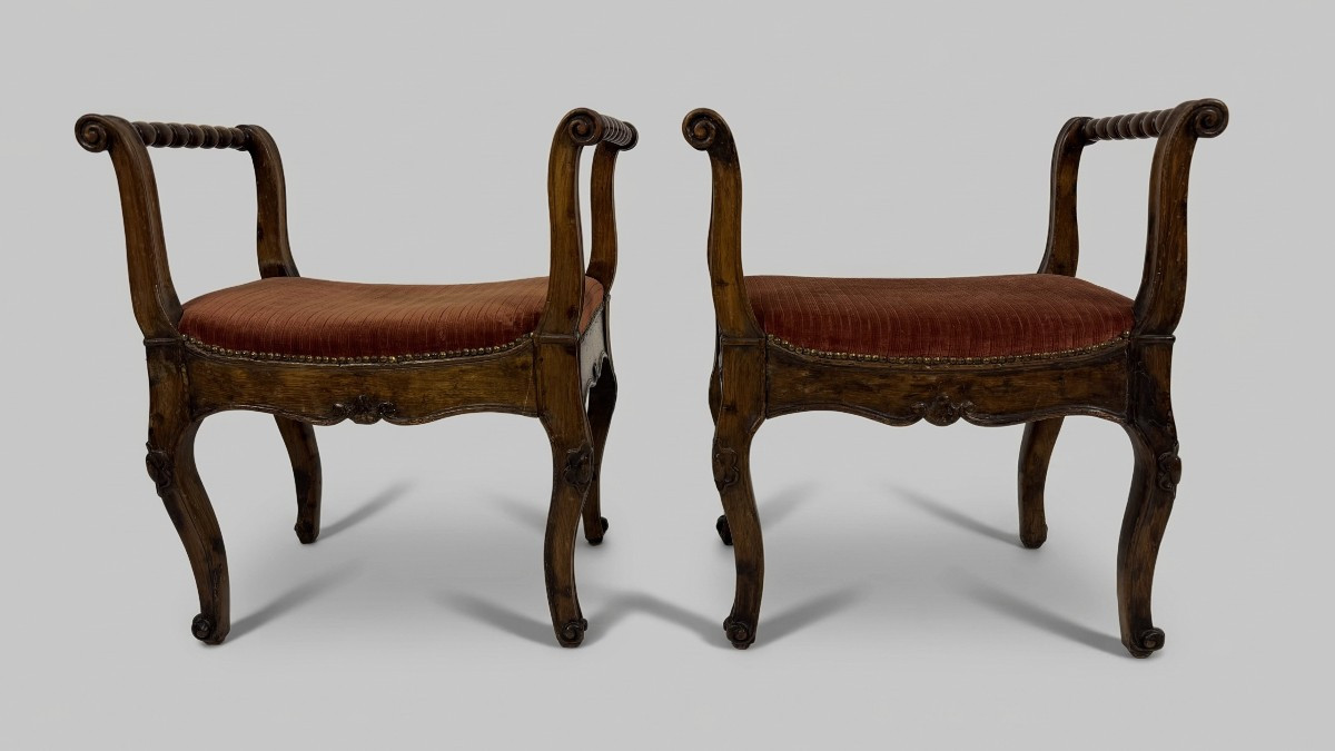 Coppia di panchetti in noce, XVIII secolo