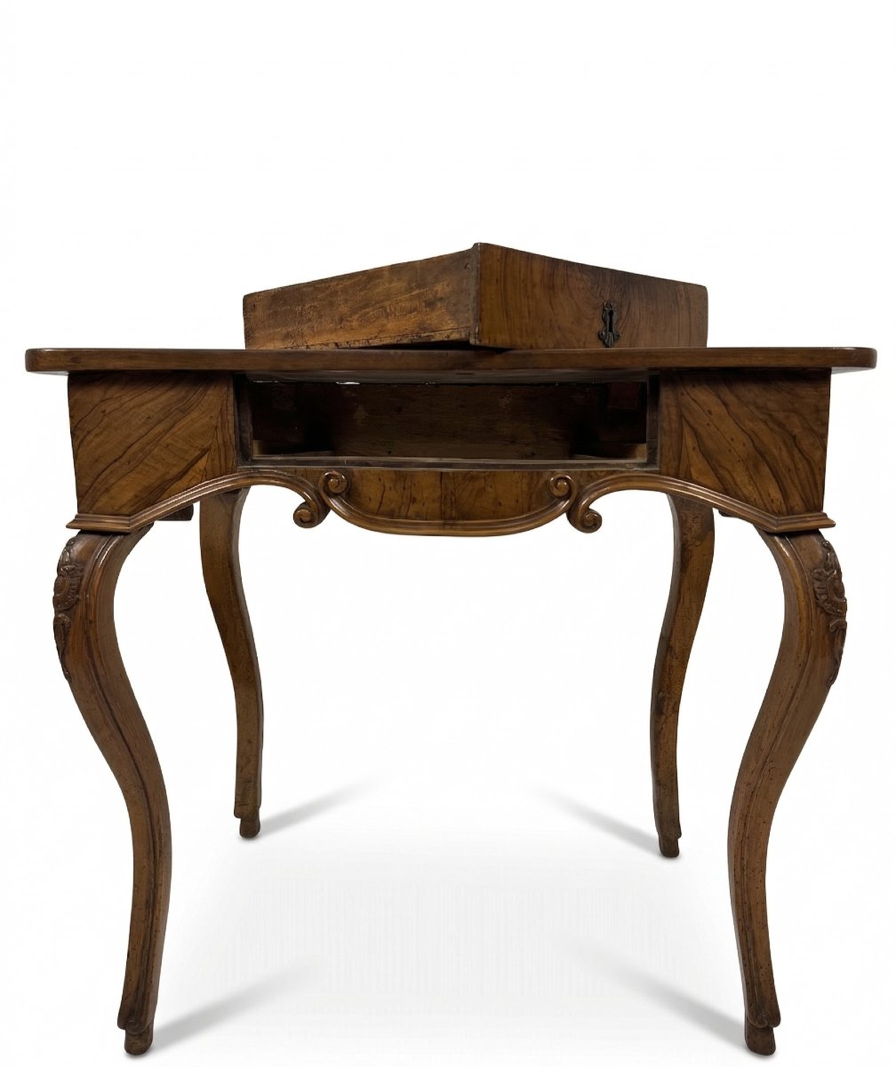 Piccolo scrittoio in noce, in parte lastronato in radica di noce, XVIII secolo-photo-1