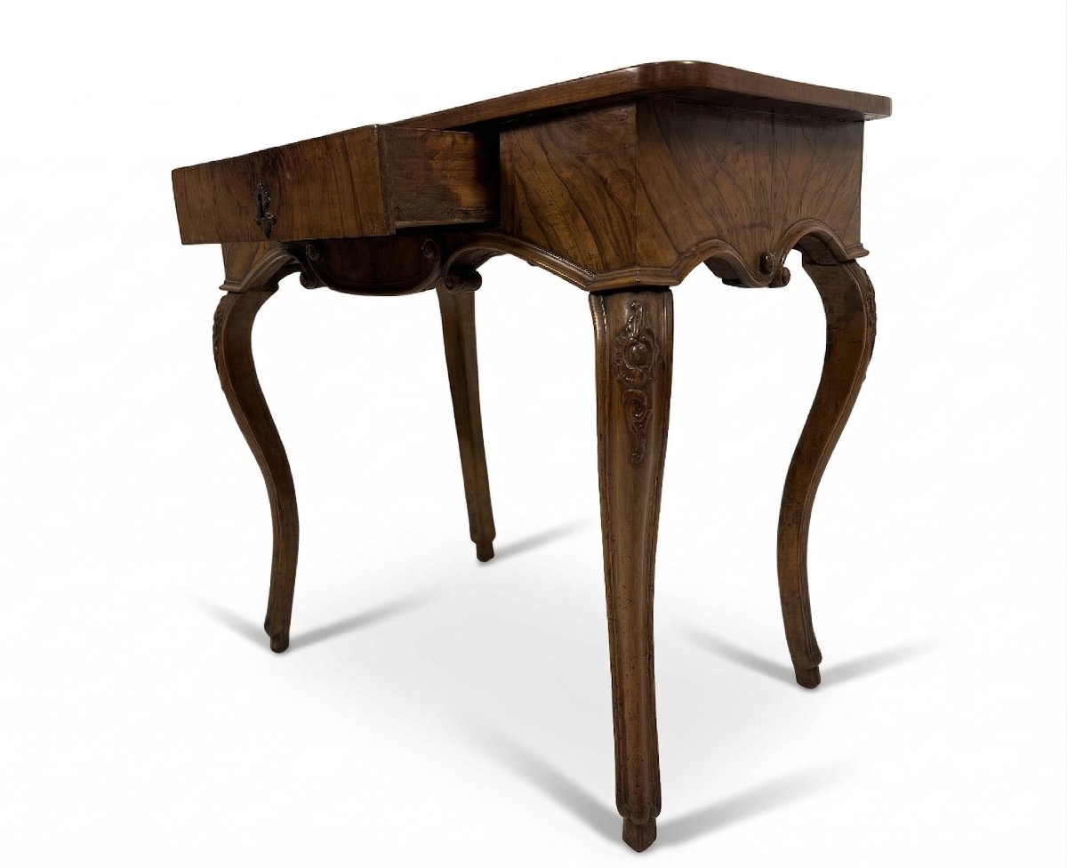 Piccolo scrittoio in noce, in parte lastronato in radica di noce, XVIII secolo-photo-2