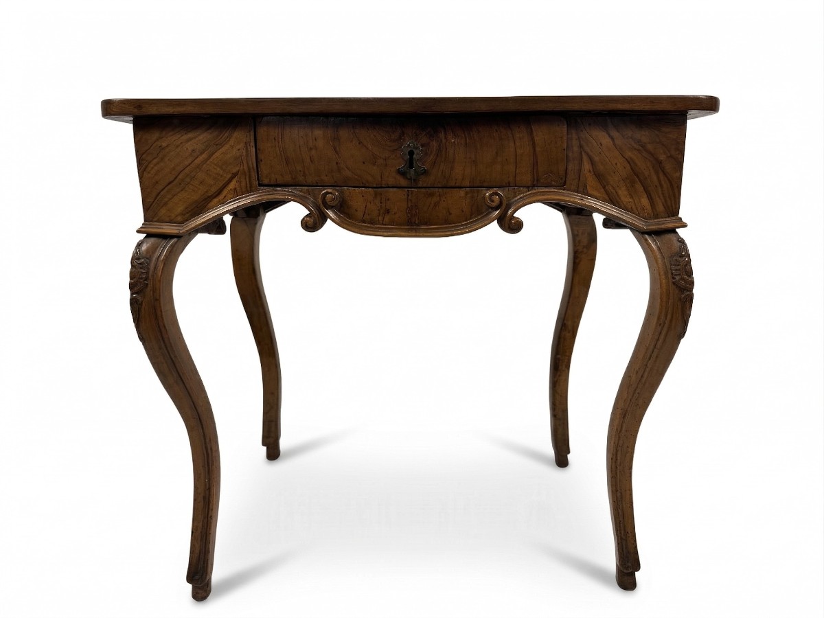 Piccolo scrittoio in noce, in parte lastronato in radica di noce, XVIII secolo