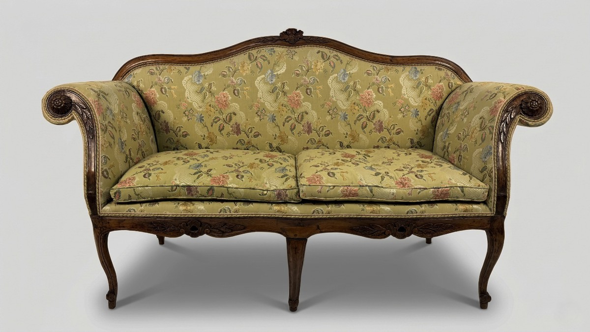 Divano ad orecchioni in noce, Lombardia, XVIII secolo