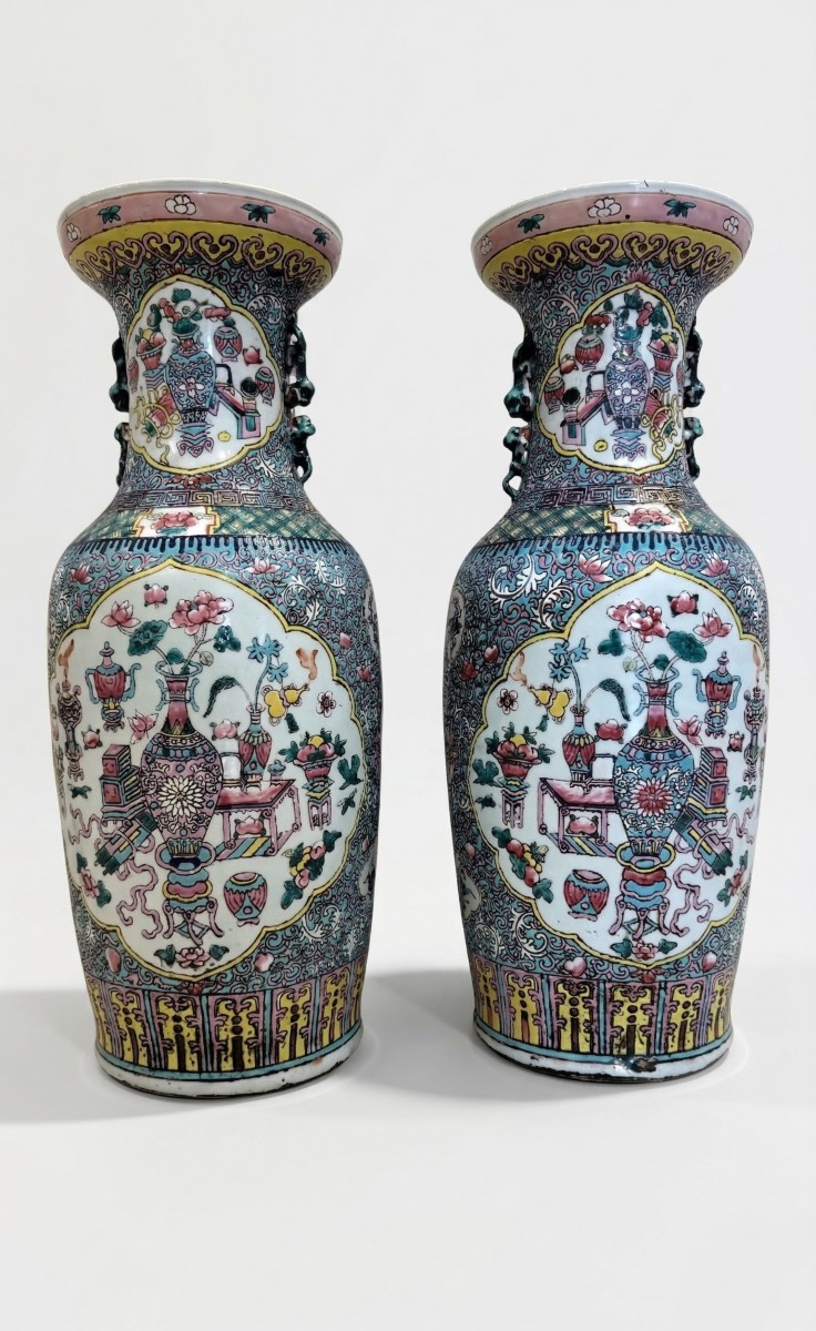 Coppia di vasi in porcellana policroma, Cina, XIX secolo