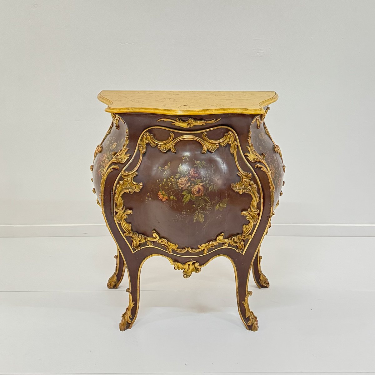 Credenza laccata e dorata, XX secolo, in stile settecentesco