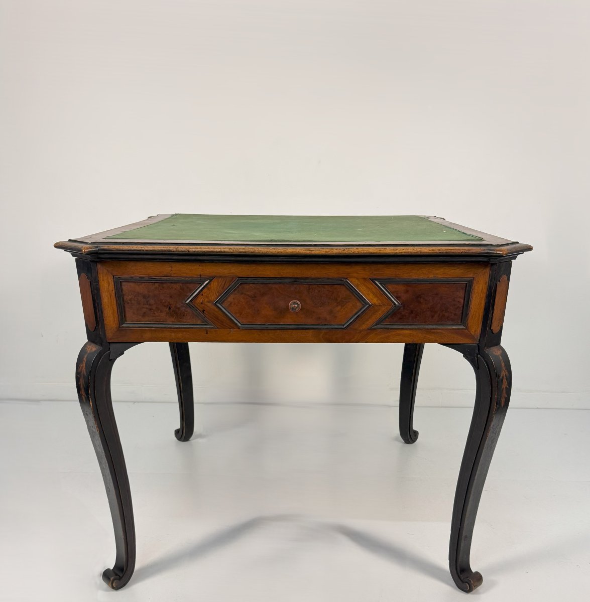 Tavolino da gioco lastronato in noce, XIX secolo