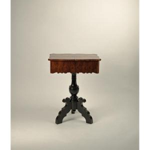 Tavolino da lavoro con piano lastronato in radica, XIX secolo