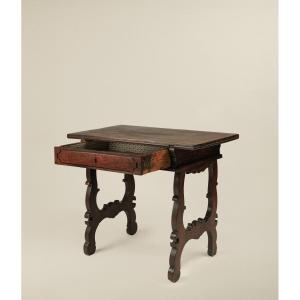 Tavolo in noce del XVIII secolo