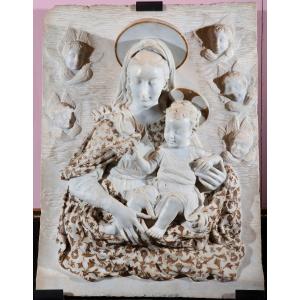 Scultore del XIX secolo, "Madonna con il Bambino e teste di cherubini"