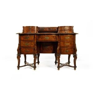 Scrivania "alla Mazzarino" lastronata in noce e radica, XVIII secolo