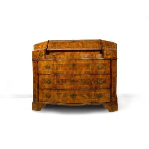 Casssettone a ribalta lastronato in noce e radica di noce, Verona, XVIII secolo