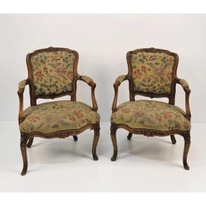 Coppia di poltrone in noce, in stile Luigi XV, XX secolo