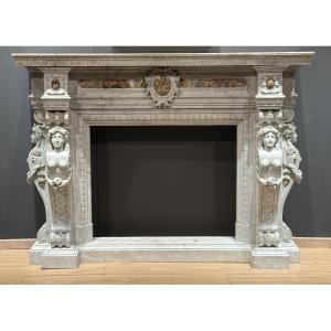Camino scolpito in marmo bianco e inserti in breccia, seconda metà del XIX secolo