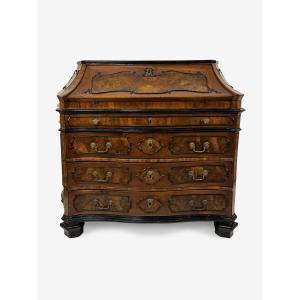 Cassettone a ribalta lastronata in noce e radica di noce, Lombardia, metà del XVIII secolo