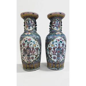 Coppia di vasi in porcellana policroma, Cina, XIX secolo