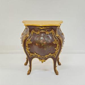 Credenza laccata e dorata, XX secolo, in stile settecentesco