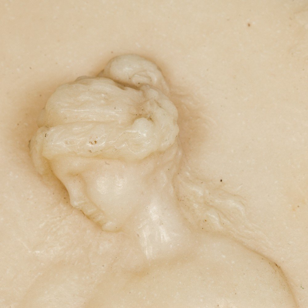 Coppia di Tondi in marmo di alabastro raffiguranti scene mitologiche-photo-4