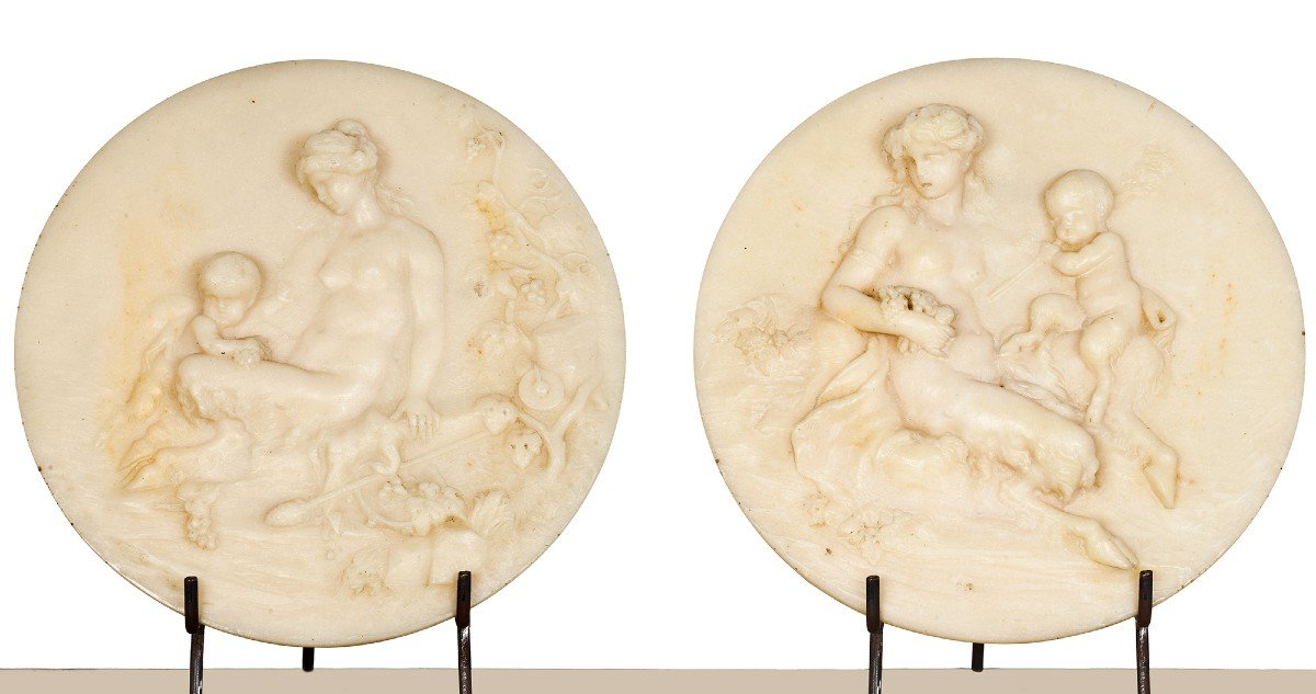 Coppia di Tondi in marmo di alabastro raffiguranti scene mitologiche