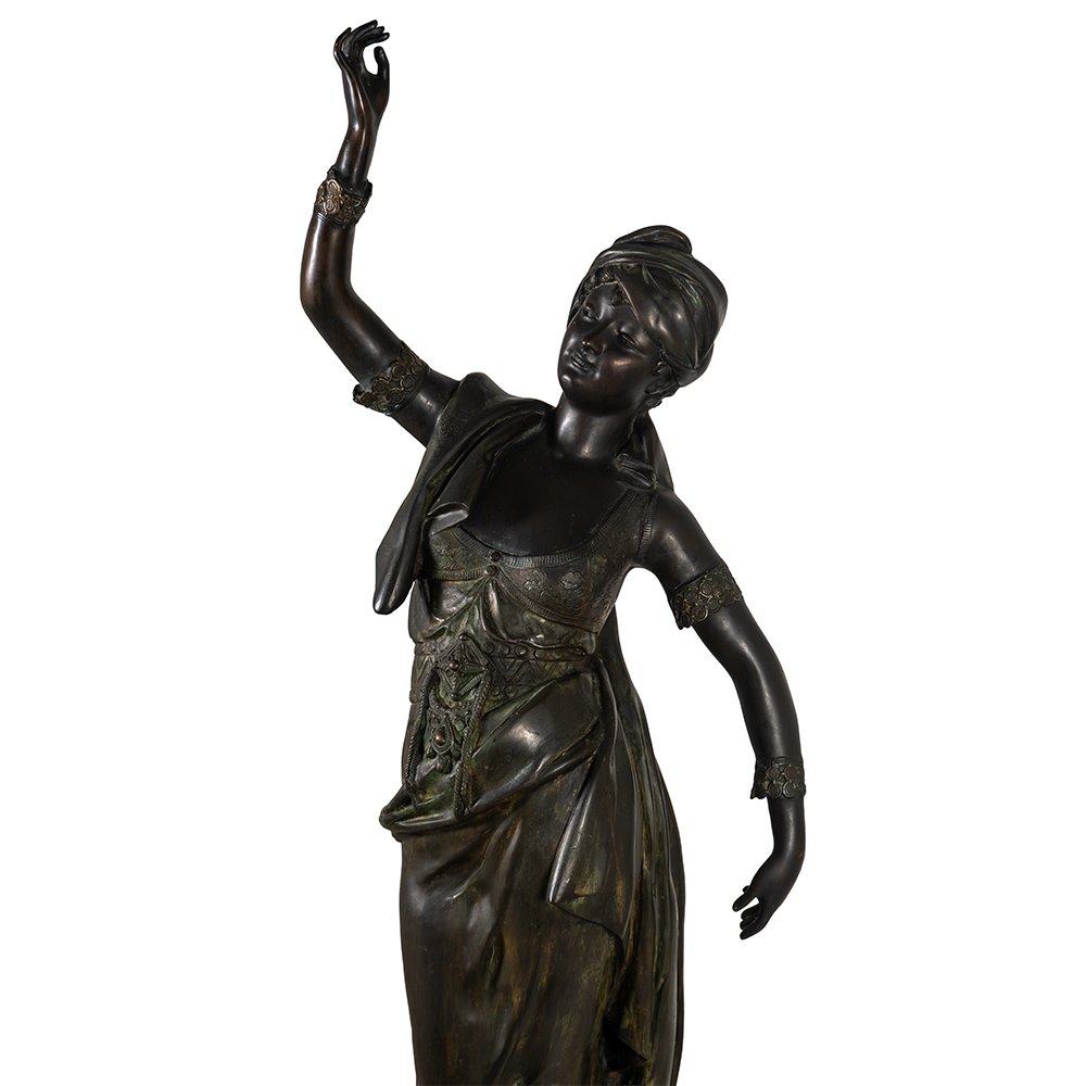 Scultura raffigurante una giovane donna danzante-photo-1