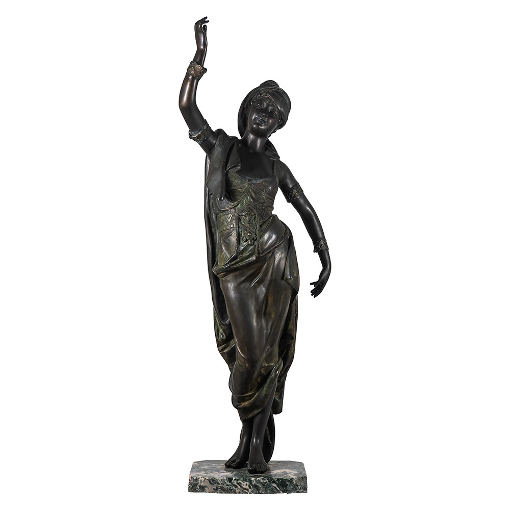 Scultura raffigurante una giovane donna danzante
