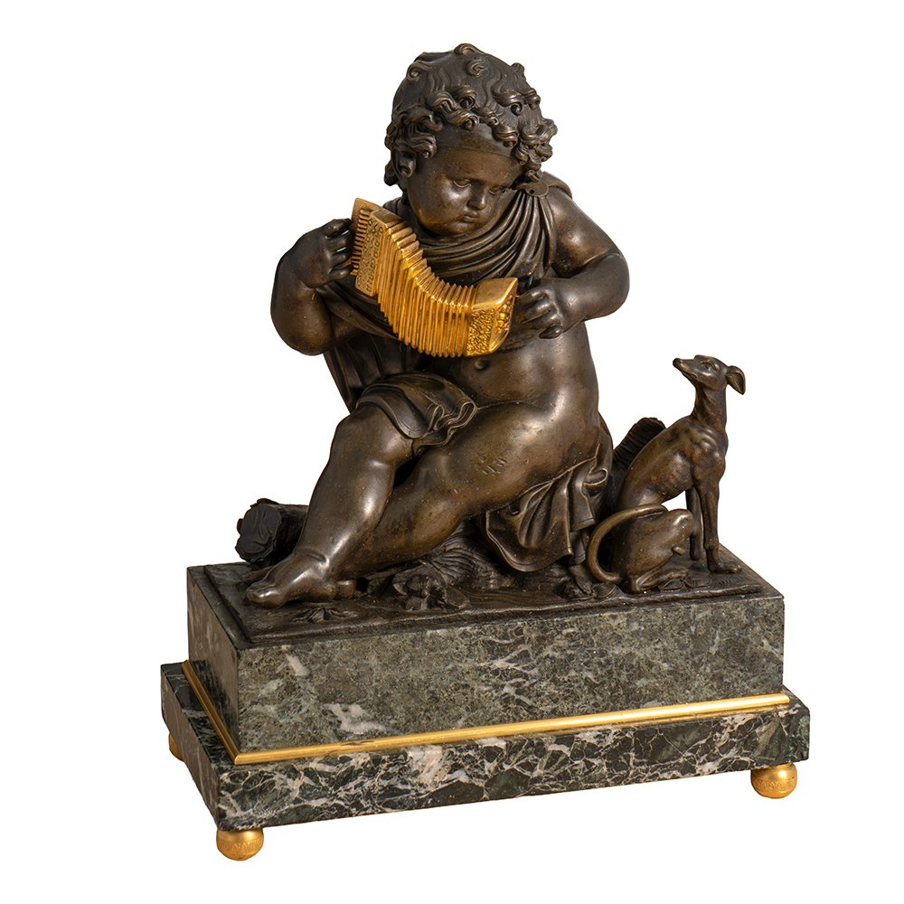 Scultura raffigurante Putto musicante