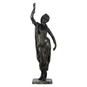Scultura raffigurante una giovane donna danzante