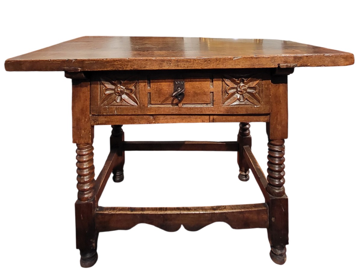 Tavolino in massello di noce