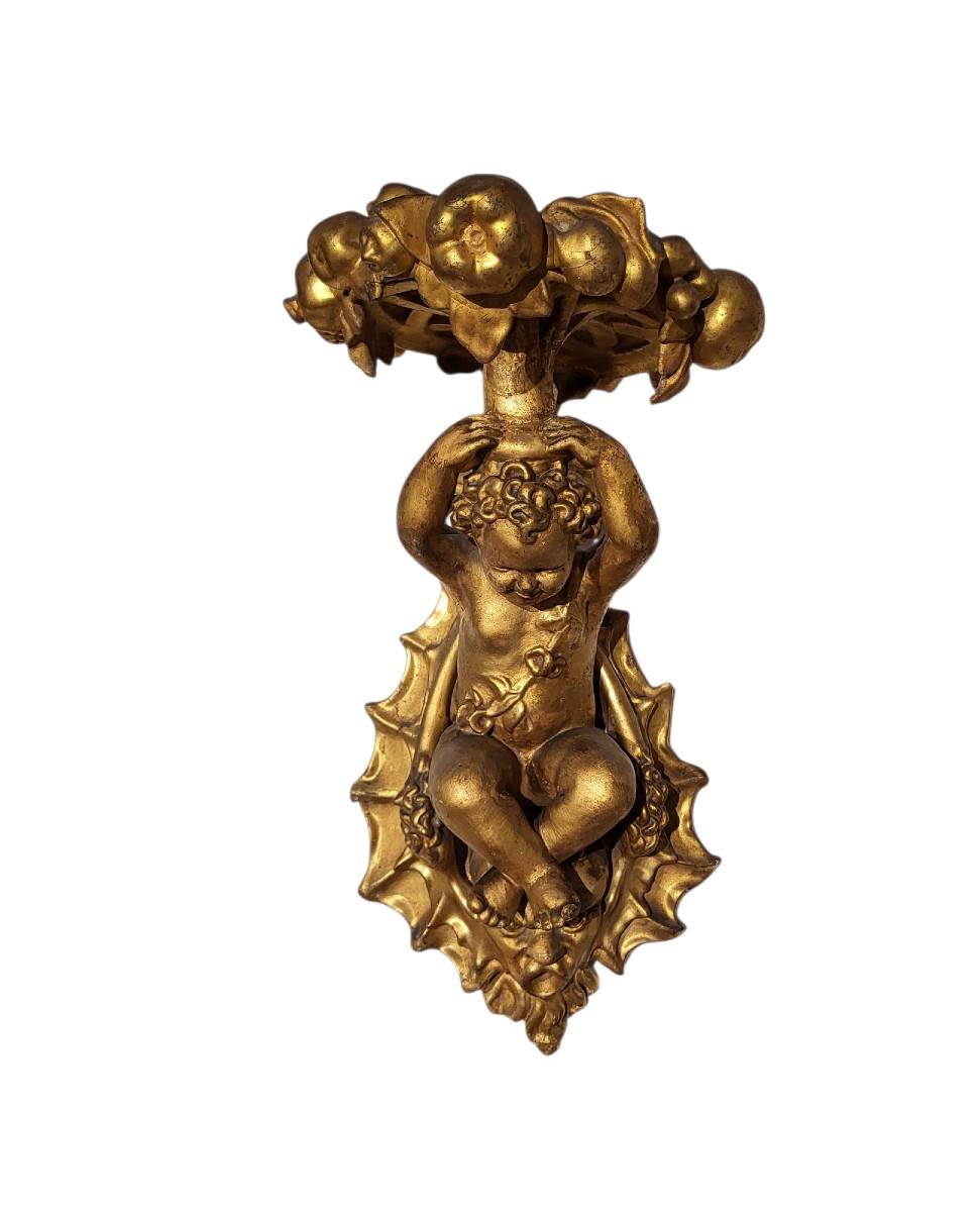 Mensola-portavaso raffigurante un putto