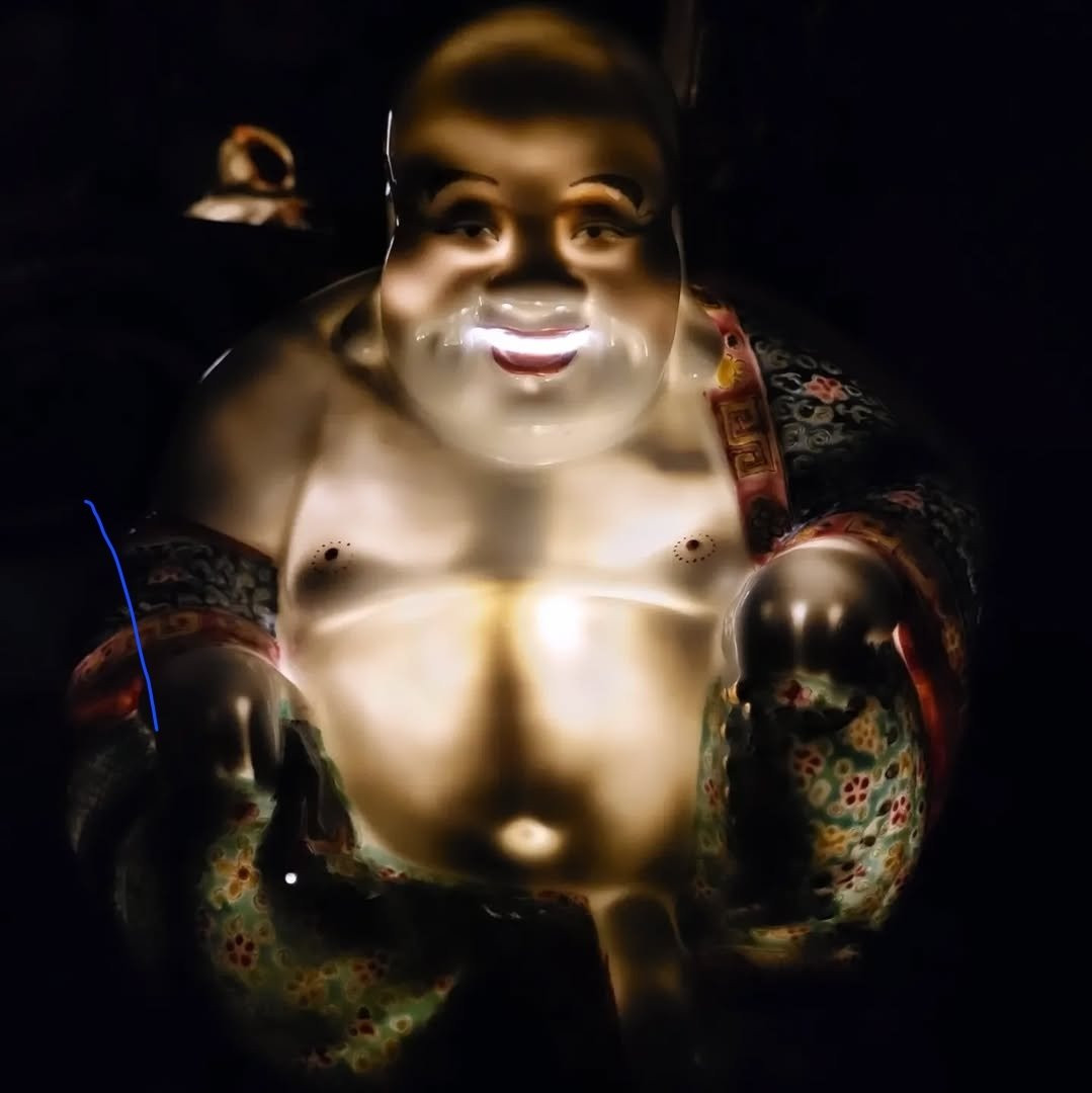 Statua in porcellana cinese raffigurante Buddha sorridente-photo-1