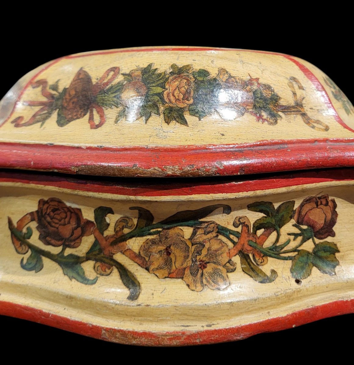 Antica cassetta sagomata e laccata, Piemonte, metà XVIII secolo-photo-1