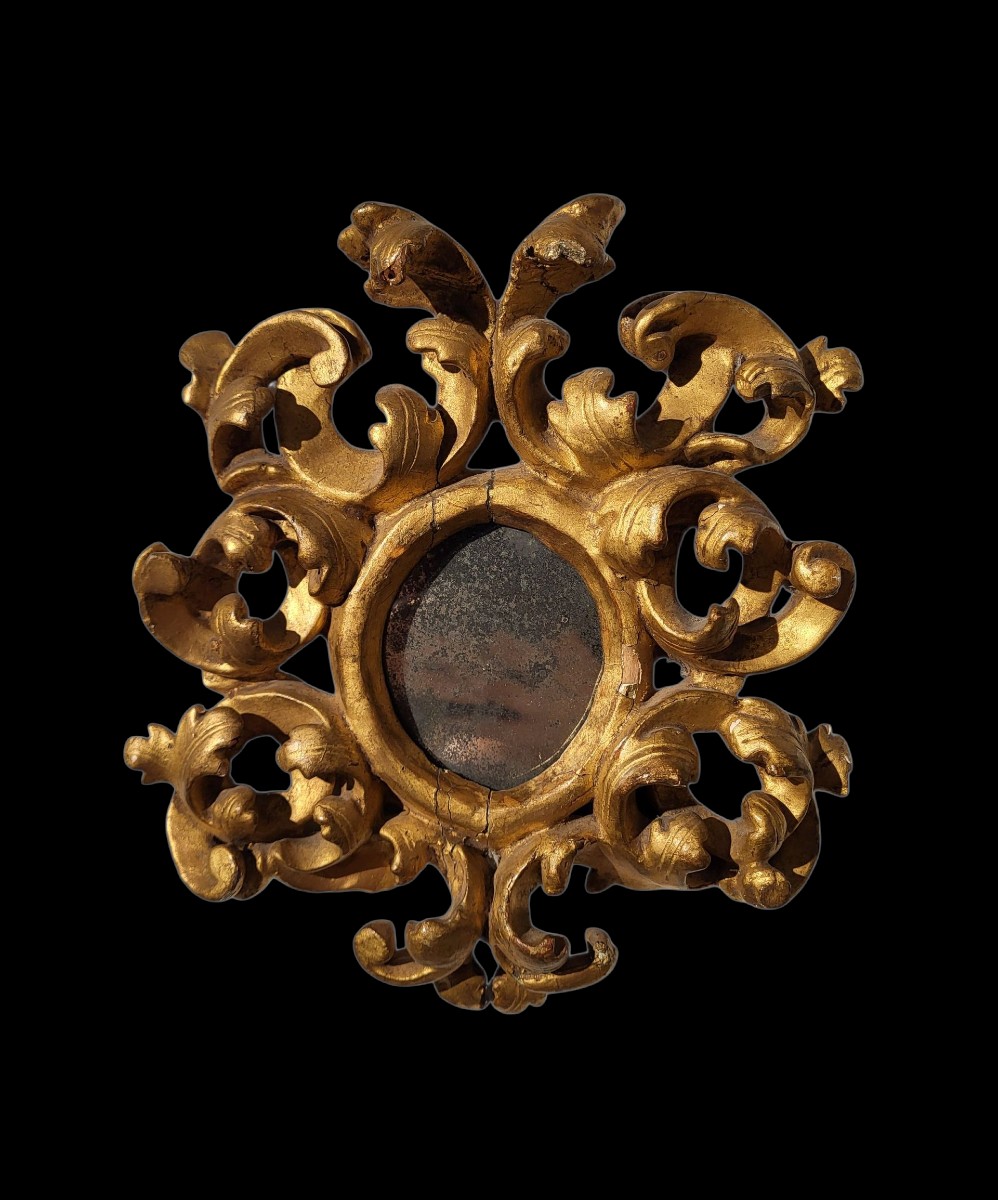 Piccola cornice ovale intagliata e dorata, Emilia, seconda metà del XVII secolo