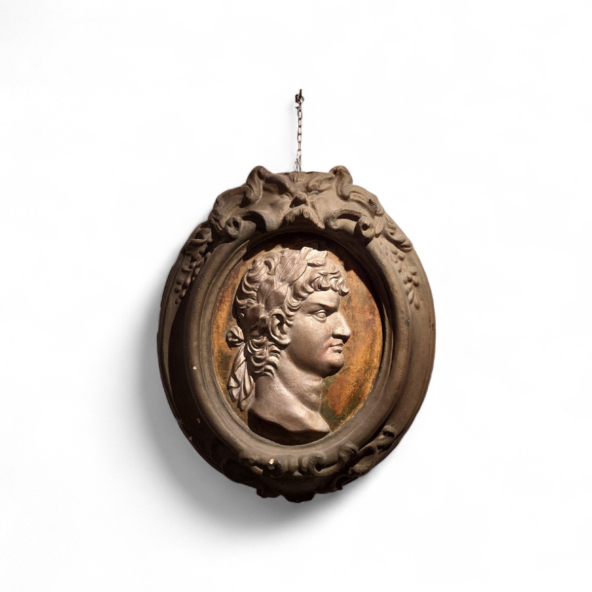 Medaglione in stucco laccato e argentato. Toscana, fine XVII- inizio XVIII secolo. 