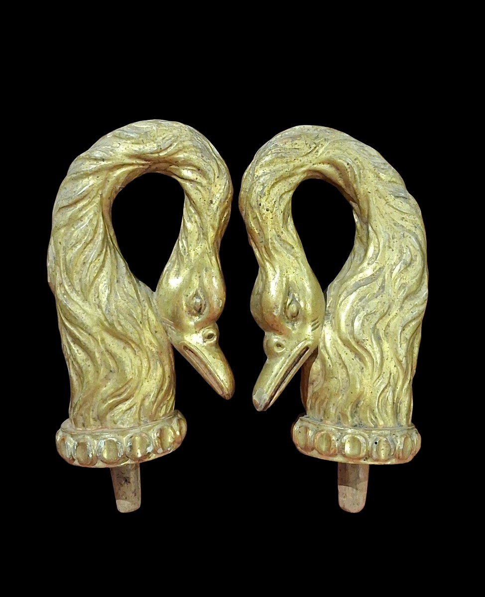 Coppia di finali a forma di cigni, Toscana, XVIII secolo.