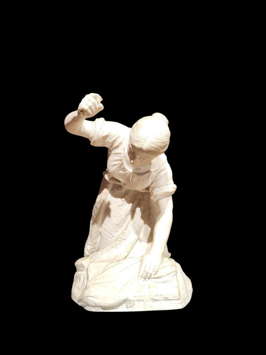 Scultura in porcellana biscuit raffigurante lavandaia, Sèvres