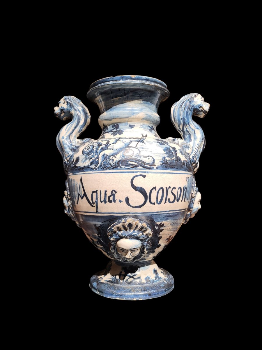 Vaso in maiolica di Savona, metà XVII secolo.