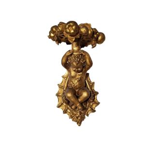 Mensola-portavaso raffigurante un putto
